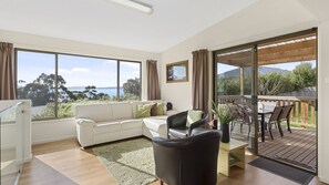 Flat-screen TV, DVD player, video library, stereo - Mirramar House - Kingston (Blackmans Bay)