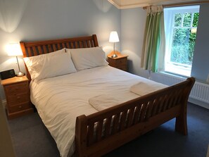 6 bedrooms, iron/ironing board, bed sheets