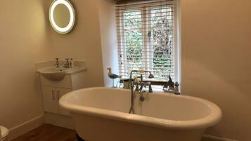 SĂšche-cheveux, serviettes fournies