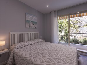 2 bedrooms, iron/ironing board, internet, bed sheets