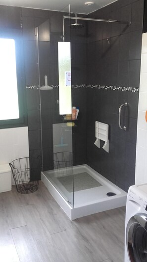 Douche, sèche-cheveux, serviettes fournies, savon