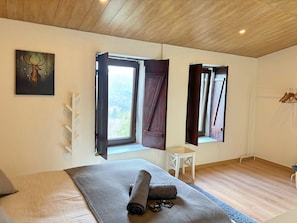 1 bedroom, iron/ironing board, travel cot, Internet