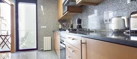 Frigorifero, microonde, forno, piano cottura