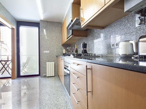 Frigorífico, microondas, horno y placa de cocina