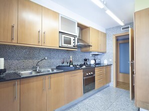 Frigorífico, microondas, horno y placa de cocina