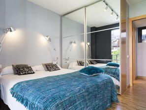 3 bedrooms, in-room safe, iron/ironing board, travel crib - Apartment with Terrace 3 rooms in the center in with parking - Free WiFi (Barcelona)