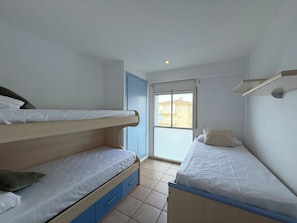 2 bedrooms, iron/ironing board, free WiFi, bed sheets