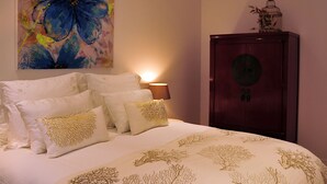 A bedroom with a bed, pillows, a lamp, a cabinet, and a painting. - Fully equipped air-conditioned apartment in central Setúbal (Setúbal)