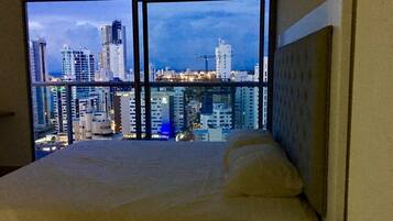 3 habitaciones, tabla de planchar con plancha, wifi y ropa de cama