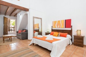 5 makuuhuonetta, työpöytä, silitysrauta/-lauta, vauvan matkasänky