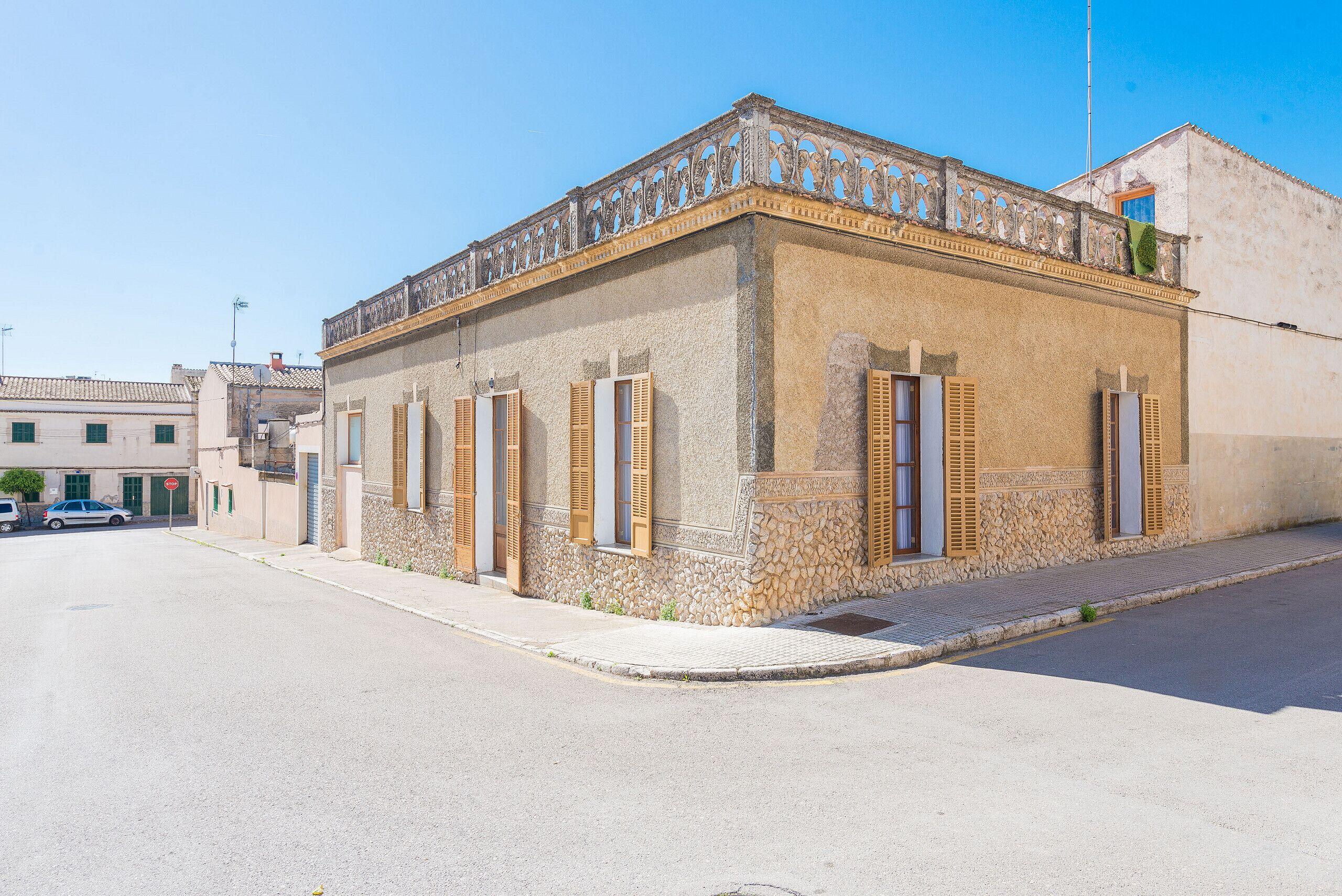 المنشأة من الخارج