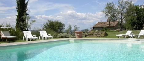 Una piscina al aire libre