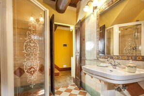 Duschwanne, Haartrockner, Bidet, Handtücher