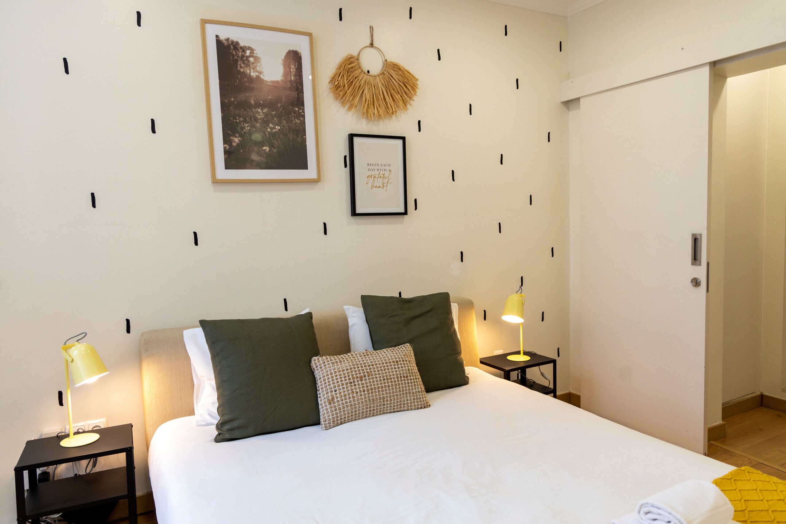 2 室のベッドルーム、アイロン / アイロン台、WiFi (無料)、ベッドシーツ