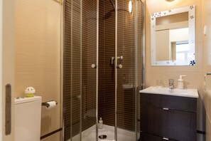 Dusche, Haartrockner, Handtücher