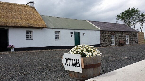 Een rij huisjes met een bord waarop 'COTTAGES' staat.