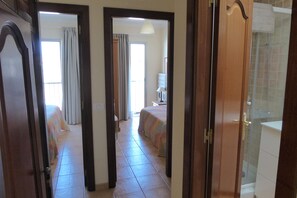 3 slaapkamers, een kluis op de kamer, een strijkplank/strijkijzer, wifi