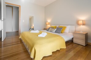 2 chambres, coffres-forts dans les chambres, fer et planche à repasser