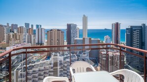 A balcony with a clear view of a cityscape and the sea. - Torre Mar 20-D (Benidorm)