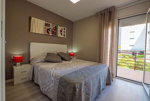 3 chambres, coffres-forts dans les chambres, fer et planche à repasser