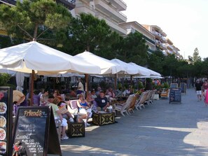 Outdoor dining - PLAYA DE ARO by the Sea and 500 meters from the center. On the Costa Brava. (Platja d'Aro)