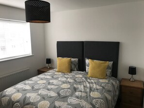 3 slaapkamers, een strijkplank/strijkijzer, reisbedje, gratis wifi