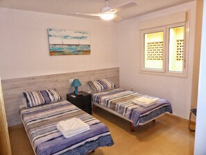 2 habitaciones, tabla de planchar con plancha, cuna de viaje y wifi 