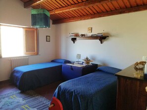 5 bedrooms, iron/ironing board, Internet, bed sheets