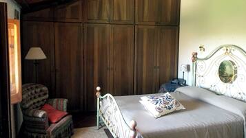 5 bedrooms, iron/ironing board, internet, bed sheets