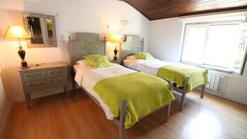 3 quartos, ferros/tábuas de passar roupa, Wi-Fi, roupa de cama