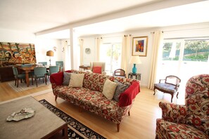 Fernseher, Kamin, Bücher