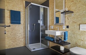 Dusche, Haartrockner, Handtücher, Seife