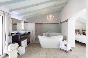 Ducha y bañera combinadas, secador de pelo, toallas y jabón