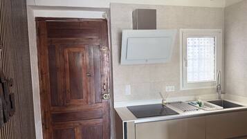 Frigorífico, microondas, horno y placa de cocina