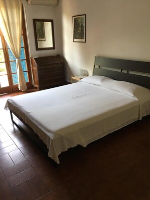 4 bedrooms, in-room safe, iron/ironing board, free WiFi