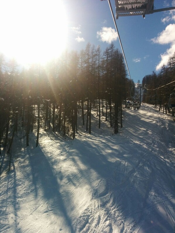 A snowy ski slope with a ski lift in the background. - Apartment in the heart of the resort (La Salle-les-Alpes)