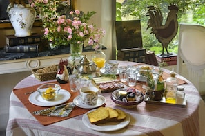 Tägliches Frühstücksbuffet gegen Gebühr