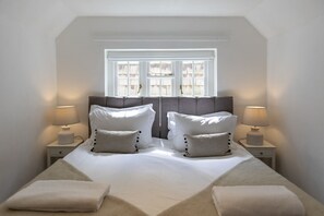 3 bedrooms, desk, iron/ironing board, travel cot