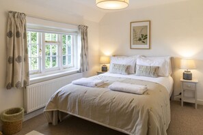 3 bedrooms, desk, iron/ironing board, travel cot - Danny Cottage - Country Cottage Near Brighton (Hurstpierpoint)