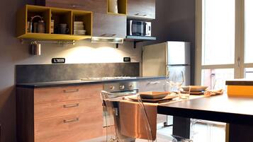 Kühlschrank, Mikrowelle, Ofen, Herdplatte