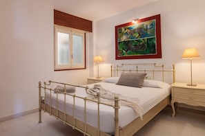 3 bedrooms, iron/ironing board, Internet, bed sheets