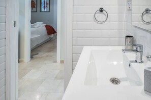 シャワー付き浴槽、ヘアドライヤー