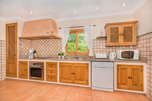 Frigorífico, microondas, horno y lavavajillas