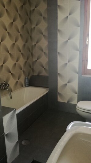 Bañera, secador de pelo, albornoces y bidé
