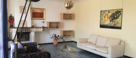 Televisión y chimenea