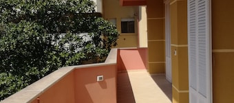 An oasis of peace in the city center with parking space