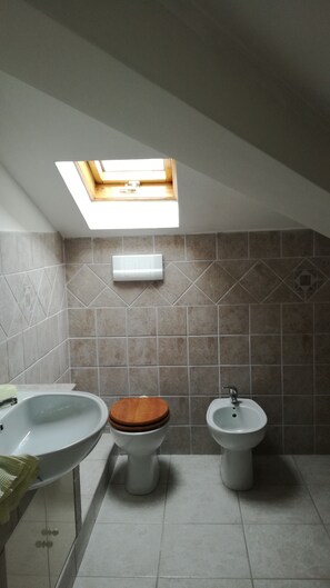 Badewanne, Haartrockner, Bademäntel, Bidet