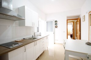 Jääkaappi, mikroaaltouuni, liesi, kahvin-/teenkeitin