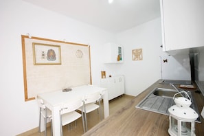 Jääkaappi, mikroaaltouuni, liesi, kahvin-/teenkeitin