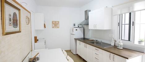 Jääkaappi, mikroaaltouuni, liesi, kahvin-/teenkeitin